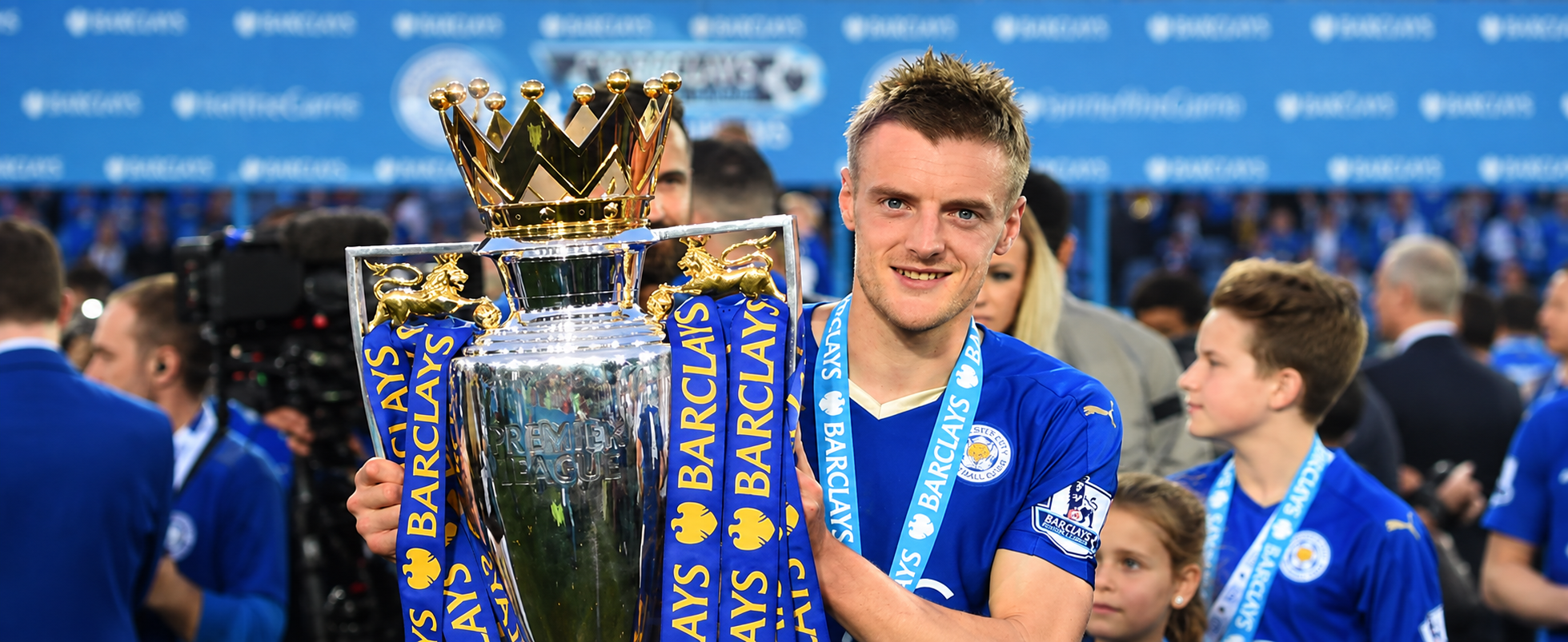 Jamie Vardy com a taça da Premier League conquistada pelo Leicester em 2016.