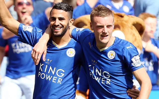 Jamie Vardy e Riyad Mahrez se abraçando ao comemorar um gol pelo Leicester